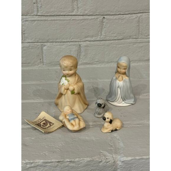 Vintage Editions in Porcelain Nativity Set - Picture 3 of 14